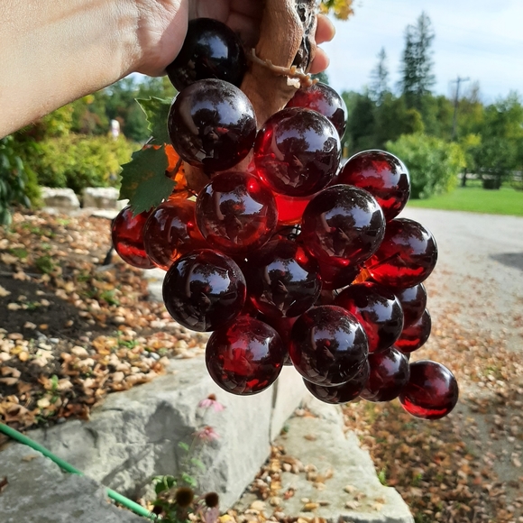 GORGEOUS!! RARE. Large vintage lucite grapes. - Picture 2 of 5